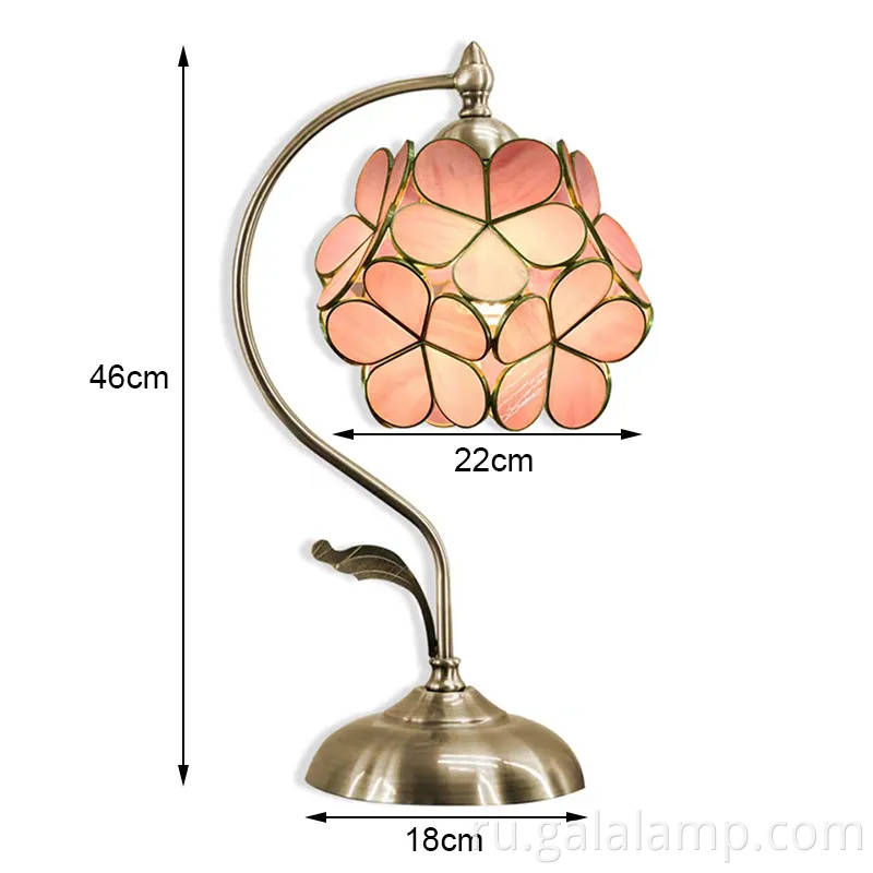 Элегантная цветочная настольная лампа для теплой спальни светится